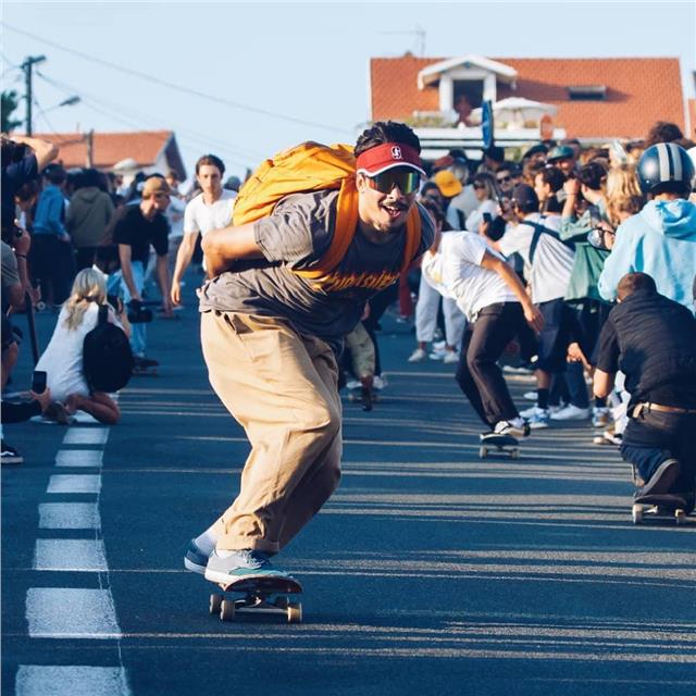 @martin_le_clair bombing the hill during the crazy downhill in Biarritz last Sunday.@btz_downhill📸 @vlzphoto